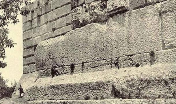 huge-megalithic-foundations-of-the-temple-of-jupiter-baalbek